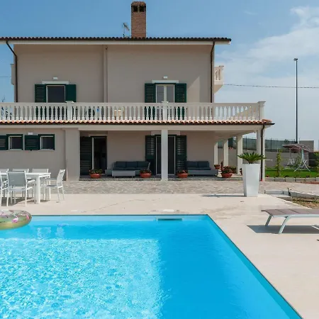 Holiday home Splendid Holiday In With Swimming Pool